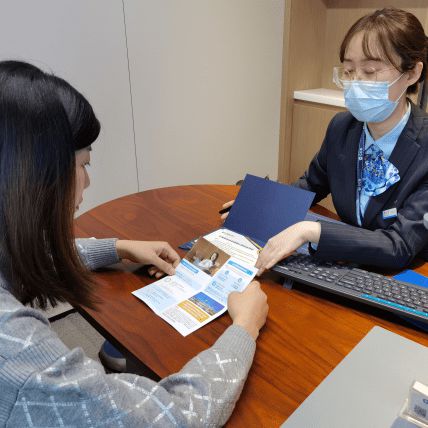 連扳三局展雄風(fēng)，大逆轉(zhuǎn)國羽勇奪首金；養(yǎng)老服務(wù)暖人心，銀齡歲月映華章